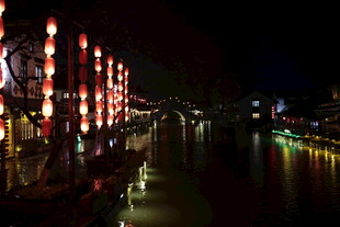 河畔夜景 璀璨灯笼映水面