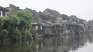 江南水乡古镇临河景致
