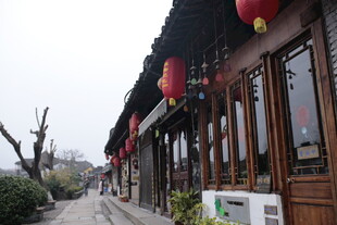 古街店铺挂红灯笼景象