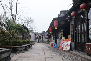 古街小巷 红灯笼点缀景致