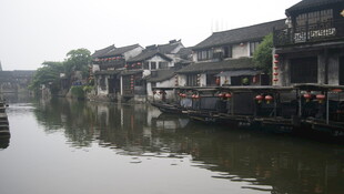 江南水乡临河古朴民居