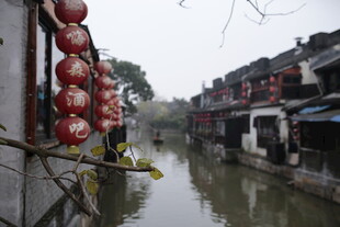 水乡古镇挂红灯笼景象