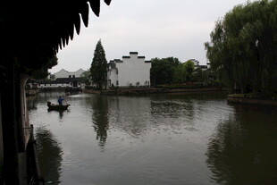 江南水乡静谧河岸风光