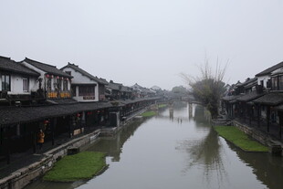 江南水乡河道旁的古朴民居