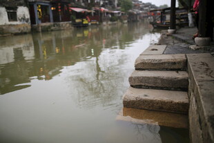 江南水乡河道边的古朴景致