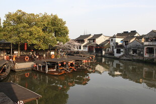 江南水乡河畔古朴景致
