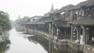 江南水乡古街临河景致