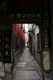 古巷红灯笼下的静谧小道