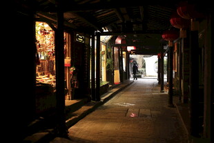 古巷夜景 行人漫步其中