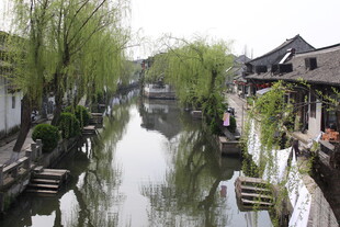 江南水乡静谧河道风光