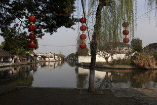 水乡河畔红灯笼点缀美景