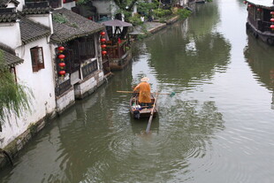 江南水乡小船悠悠穿行