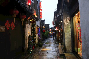 古巷夜景 灯笼映照石板路