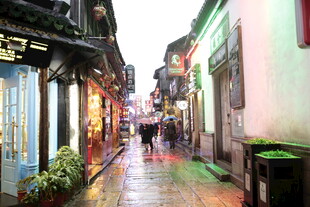 江南水乡雨后古巷行人