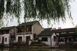 江南水乡古建筑临水而立