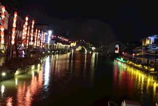 河畔夜景璀璨灯光映照