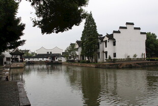江南水乡河道旁的白墙建筑