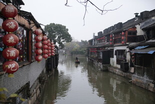 江南水乡古巷中的红灯笼