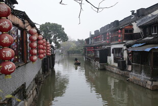 江南水乡古街河道景象