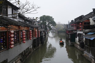 江南水乡古镇河道风光