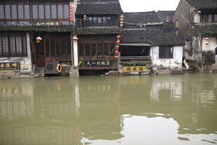 江南水乡古建筑临水而立