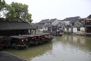 江南水乡 古朴船只傍岸景