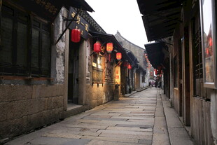 古巷红灯笼 静谧老街景