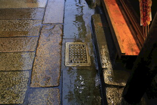 雨后古建地面排水口景象