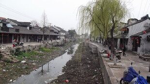 江南水乡古朴修缮场景