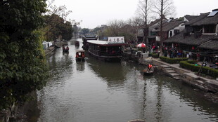 江南水乡河道船只景象