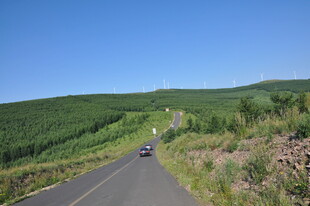 蜿蜒公路上的行驶车辆