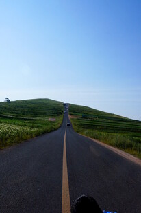 蜿蜒公路伸向远方