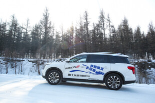 雪地中行驶的蓝白SUV