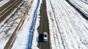 雪地中独行的公路汽车