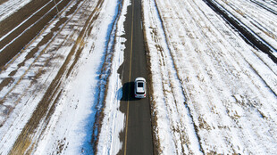 雪地中公路上行驶的车辆