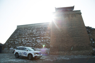 雪后长城下的白色汽车