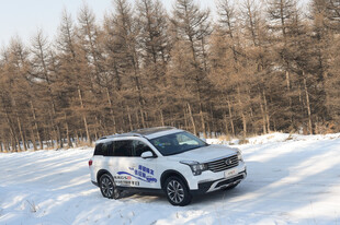 雪地中的越野SUV