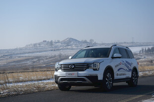 公路上的白色SUV