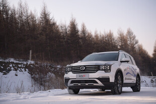 雪地中的白色SUV