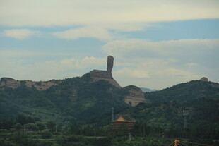 山峰上的独特建筑景观
