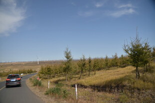 公路上行驶的车辆与风景