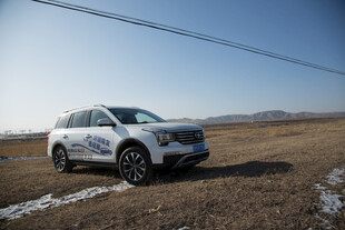 旷野中的白色SUV