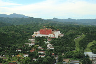 山中红顶建筑全景