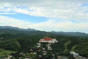 山间红顶建筑俯瞰美景
