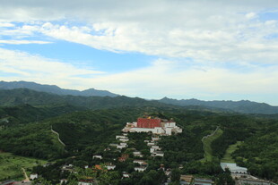 山间红顶建筑俯瞰美景