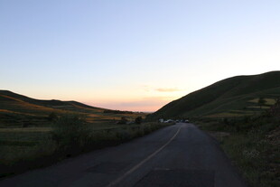 黄昏山间公路美景