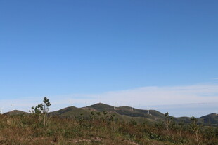 蓝天青山间的自然景致