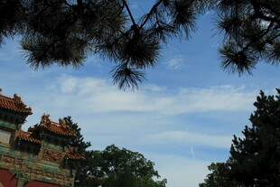 古建飞檐与蓝天绿树