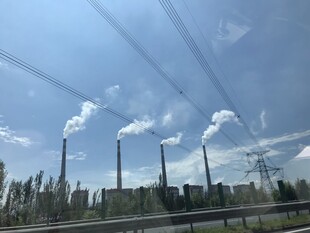 工厂烟囱与蓝天白云景象