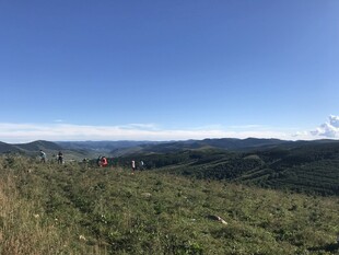 山间开阔美景